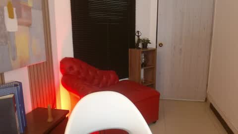 zoe_lynch77 online show from August 12, 12:51 pm