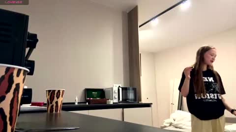 zoebredesen online show from August 26, 7:59 am
