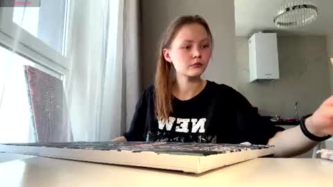 zoebredesen online show from August 26, 11:17 am
