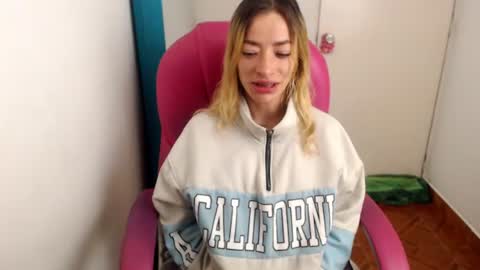 zoee_joness online show from August 3, 9:05 am