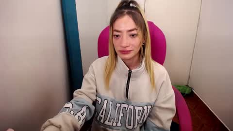 zoee_joness online show from August 11, 6:59 am