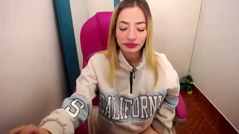 zoee_joness online show from August 14, 8:40 am