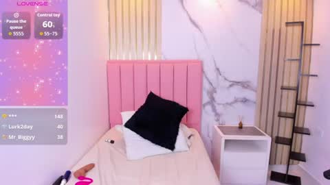 zoemartins1 online show from August 5, 3:43 pm