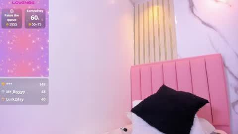 zoemartins1 online show from August 5, 5:55 pm