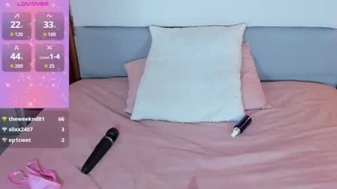 zoemartins1 online show from August 12, 2:19 pm