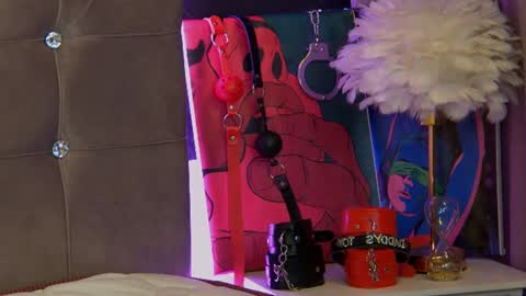 ZoeMesmerize online show from August 10, 9:05 pm