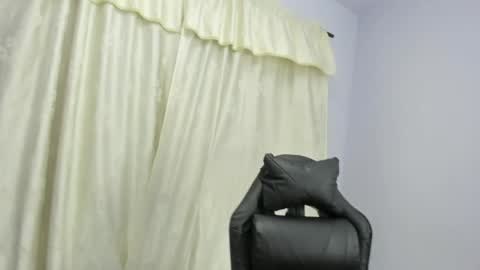 Isabella online show from April 21, 1:00 am