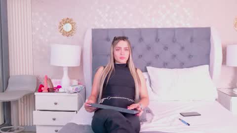 ZoeWilliis online show from August 14, 2:32 pm