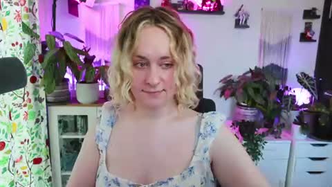 Zoey Ryan online show from July 5, 8:01 pm